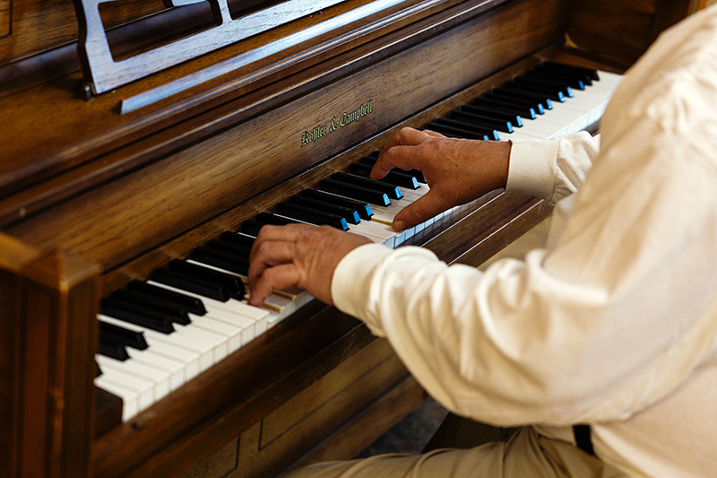 resident-playing-pinao